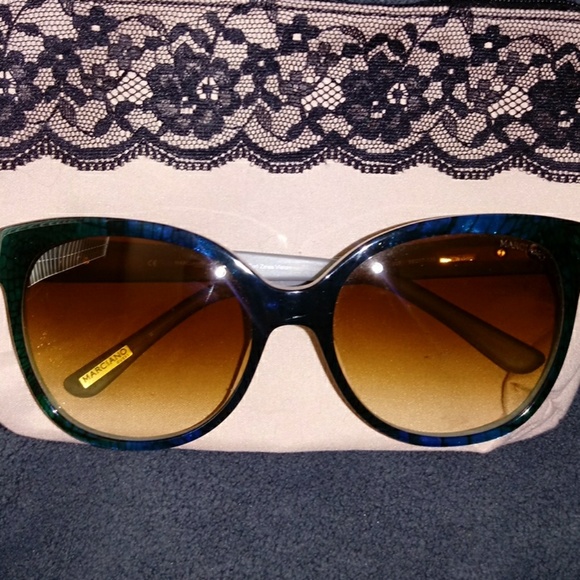 Accessories - 🎉HOST PICK 4/2🎉 MARCIANO SUNGLASSES